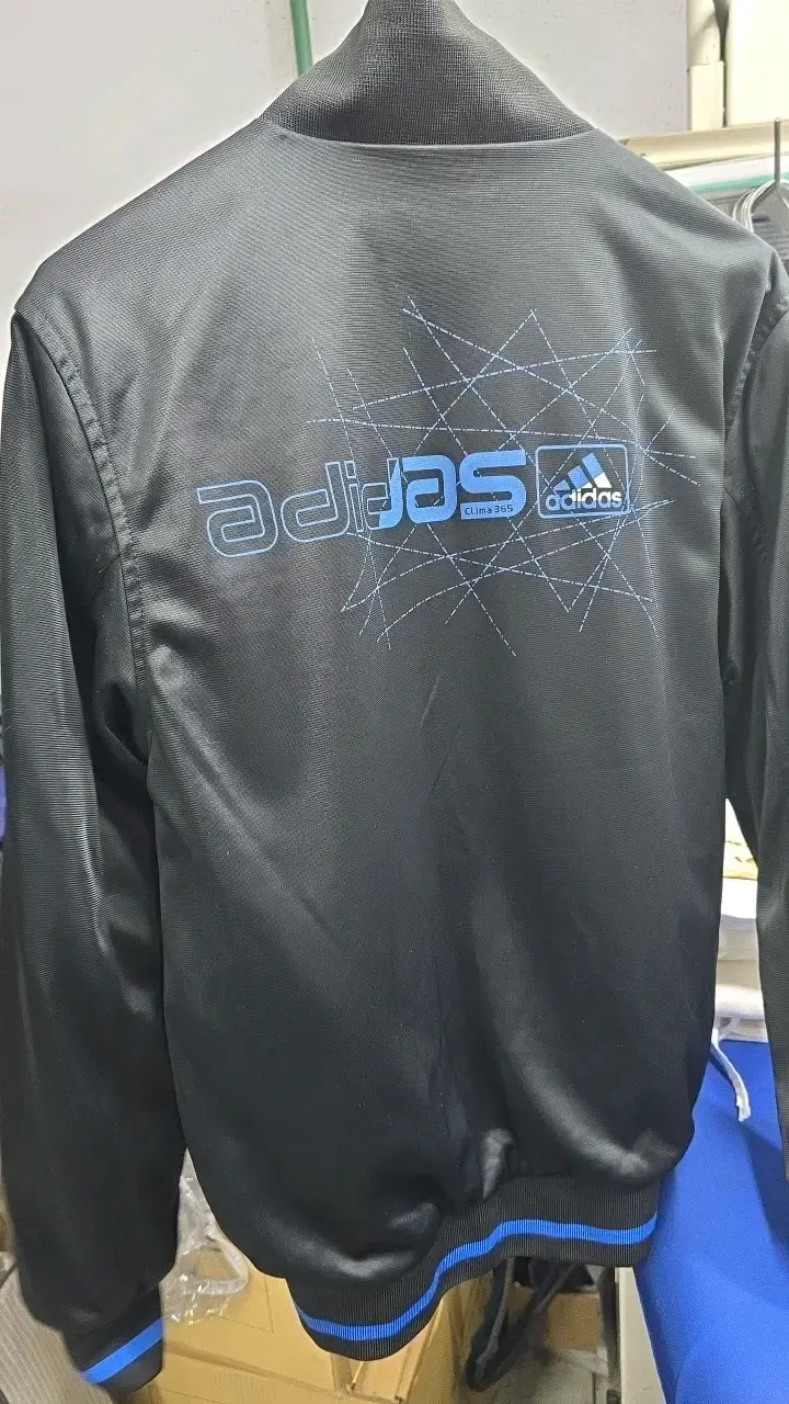 Chaqueta deportiva reversible azul y negra Adidas - 4