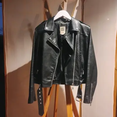 Chaqueta  negra estilo biker para mujer - miniatura 1