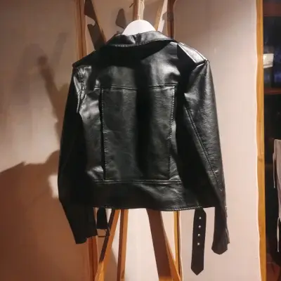 Chaqueta  negra estilo biker para mujer - miniatura 2