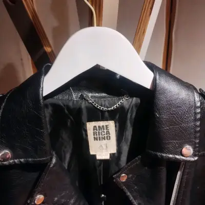 Chaqueta  negra estilo biker para mujer - miniatura 3