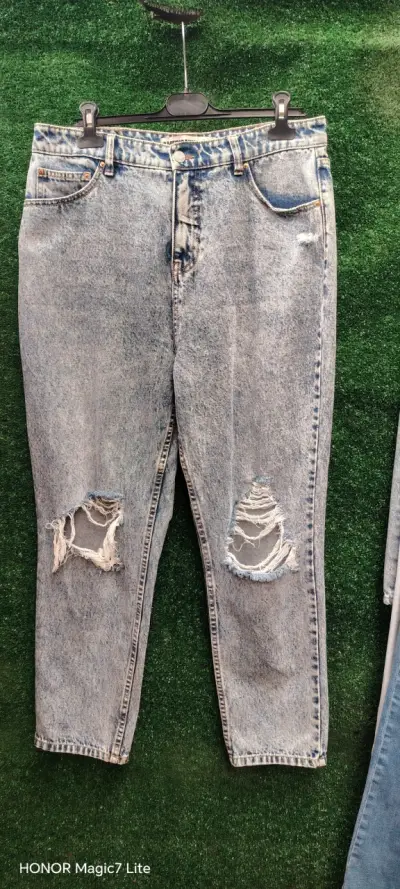 Jeans de mezclilla desgastados para mujer - miniatura 1