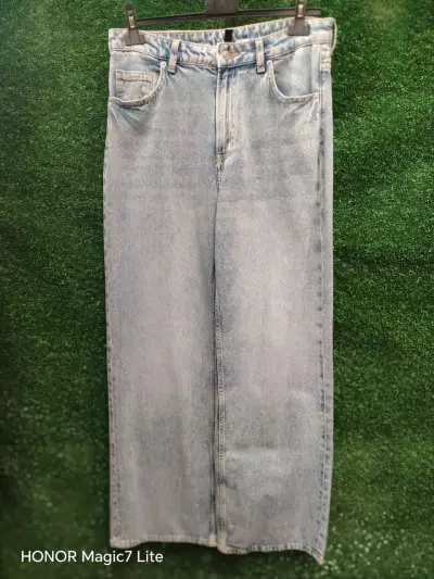 Jeans de mezclilla desgastados para mujer - miniatura 3