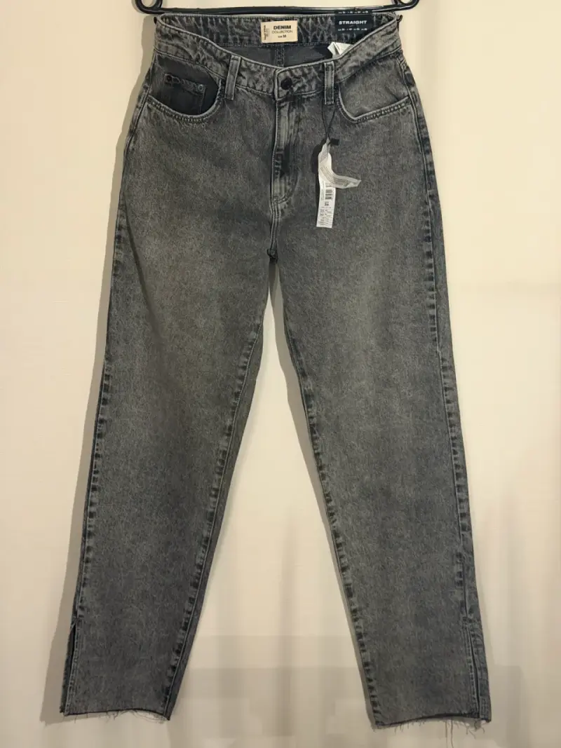 Jeans grises rectos de mezclilla para mujer - 1