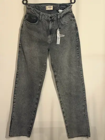 Jeans grises rectos de mezclilla para mujer - miniatura 2