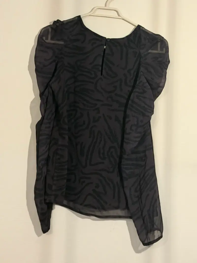 Blusa  negra con diseño animal print singolare - 4