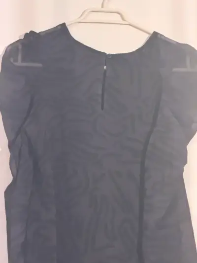 Blusa  negra con diseño animal print singolare - miniatura 5