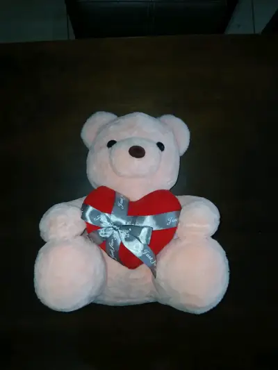 Osito de peluche rosa con corazón rojo - miniatura 1