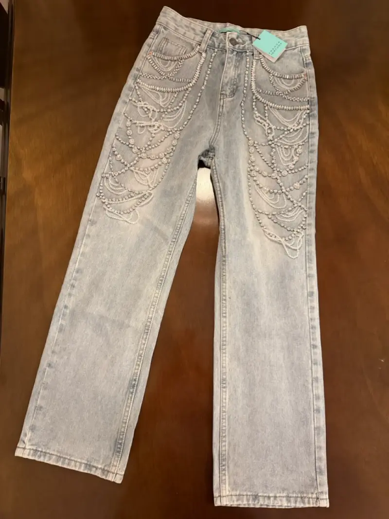 Jeans de mujer con perlas decorativas - 1