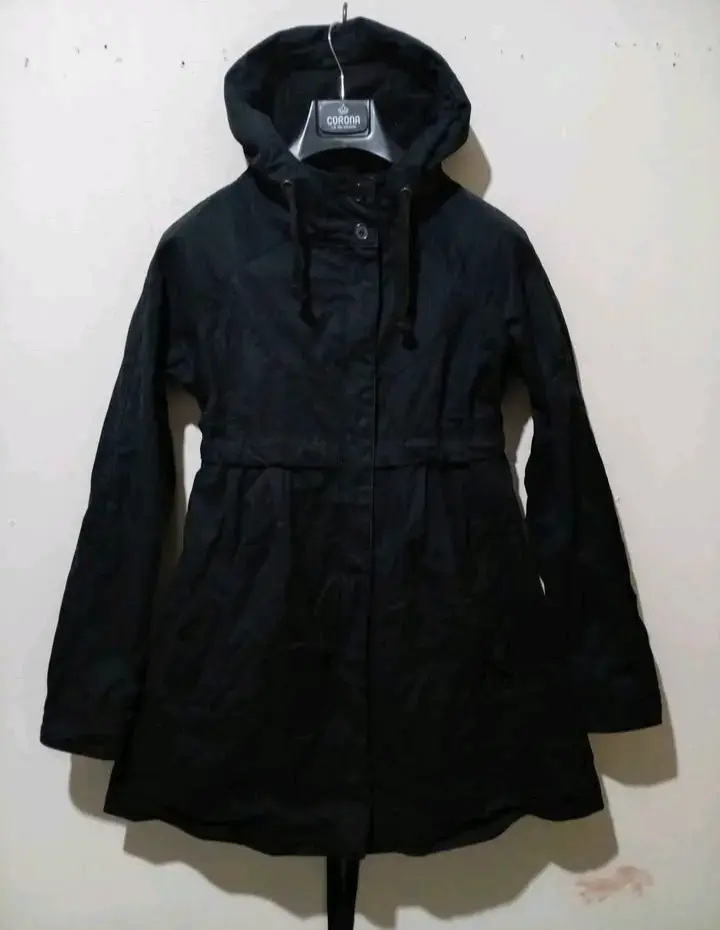 Abrigo negro con capucha para mujer