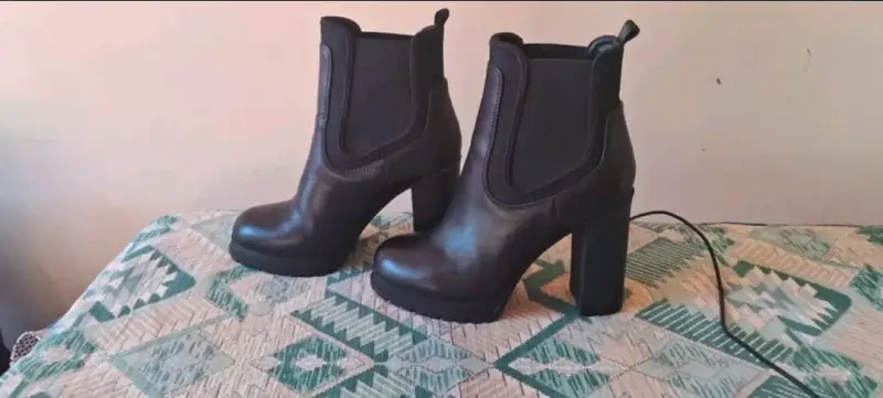Botines de cuero negro con tacón alto - 1