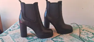 Botines de cuero negro con tacón alto - miniatura 2