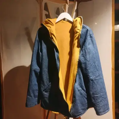 Chaqueta de mezclilla con capucha - miniatura 1