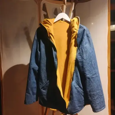 Chaqueta de mezclilla con capucha - miniatura 4