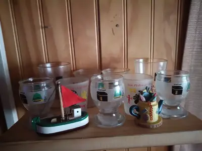 Colección de vasos y adornos decorativos - miniatura 1