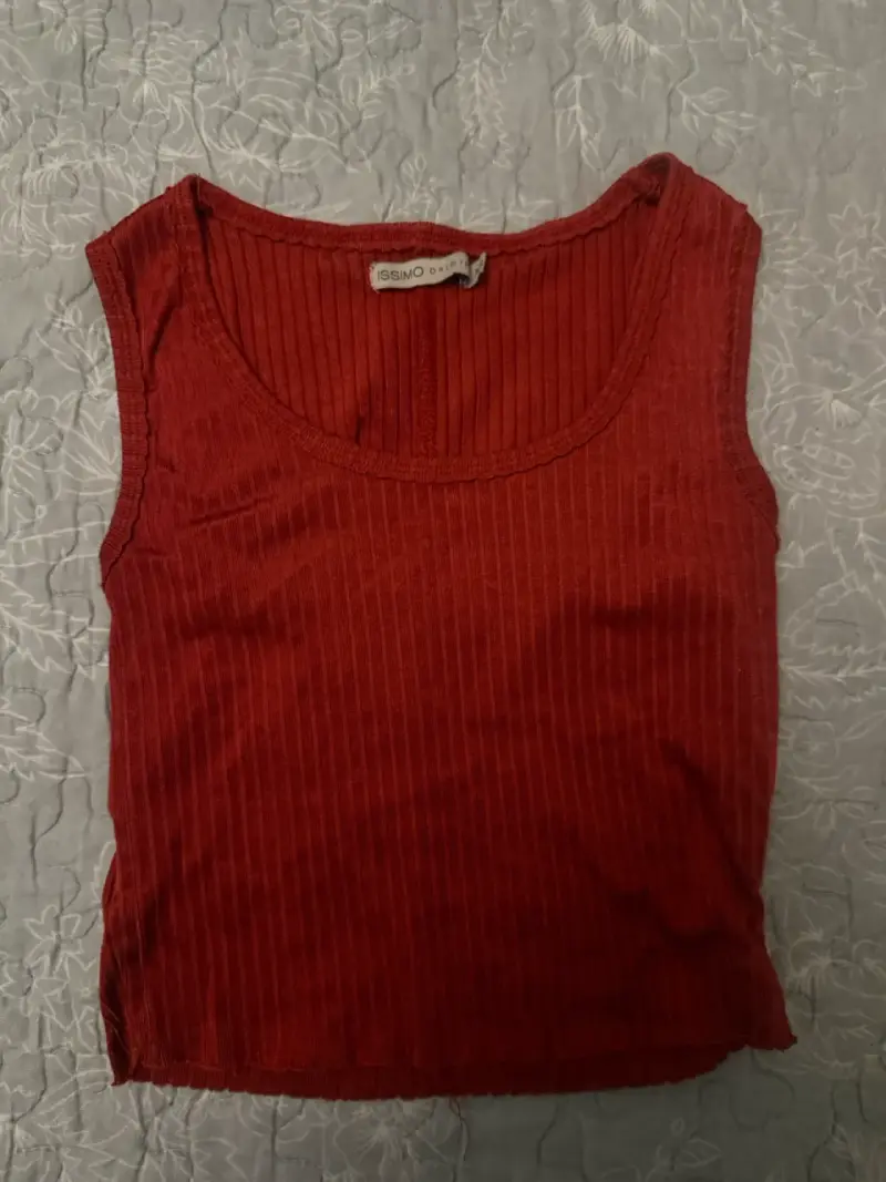Polera sin mangas roja de canalé Issimo - 1