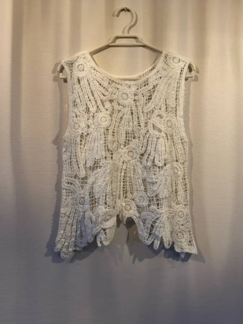 Blusa de encaje blanco con lentejuelas - 1