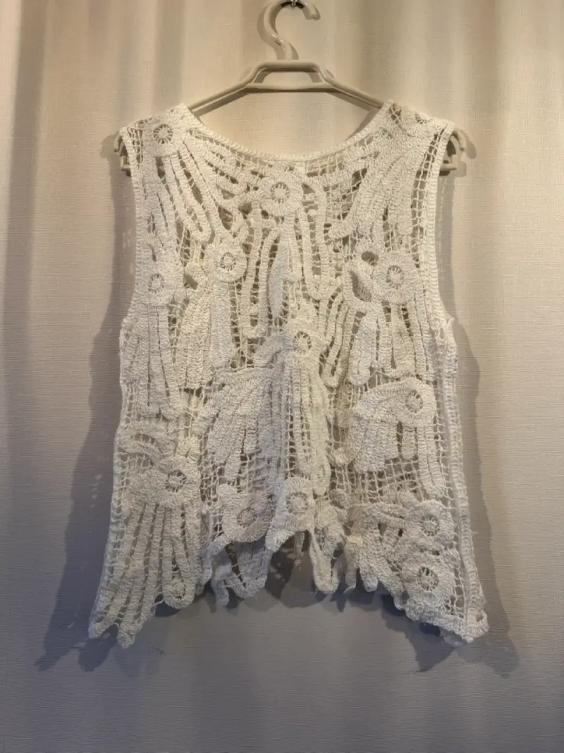 Blusa de encaje blanco con lentejuelas - 4