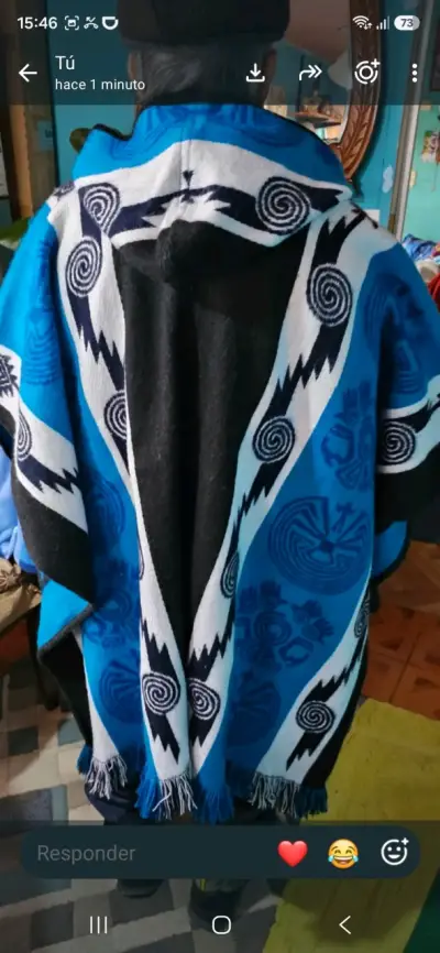 Poncho artesanal con diseño étnico azul y negro - miniatura 1