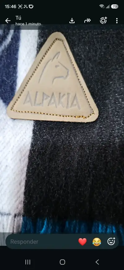 Poncho artesanal con diseño étnico azul y negro - miniatura 5