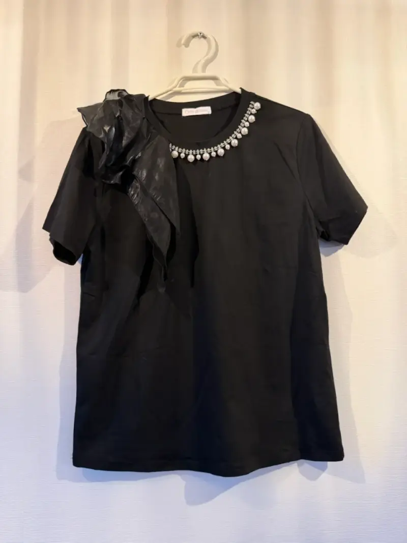 Polera negra con detalles de perlas Over Apparel - 1