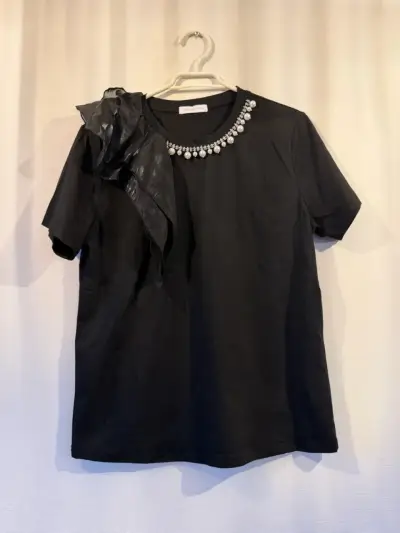 Polera negra con detalles de perlas Over Apparel - miniatura 1