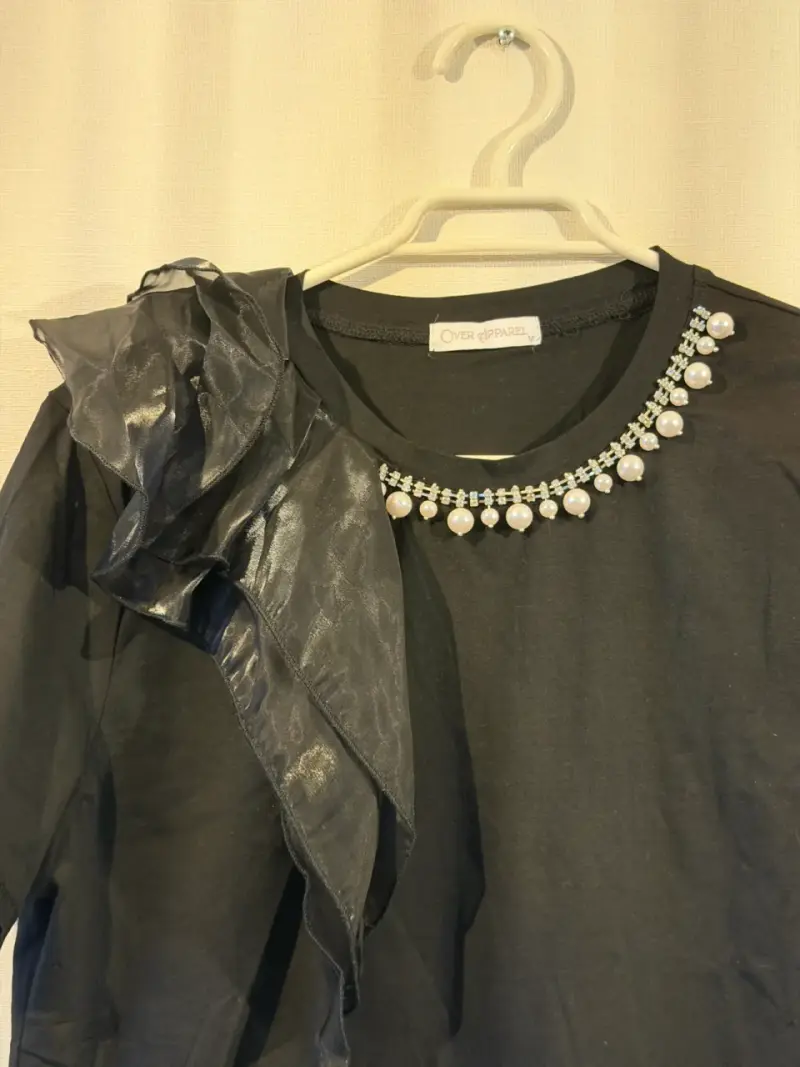 Polera negra con detalles de perlas Over Apparel - 2