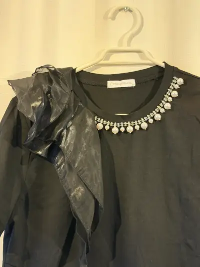 Polera negra con detalles de perlas Over Apparel - miniatura 2