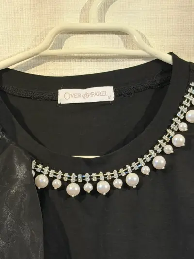 Polera negra con detalles de perlas Over Apparel - miniatura 3