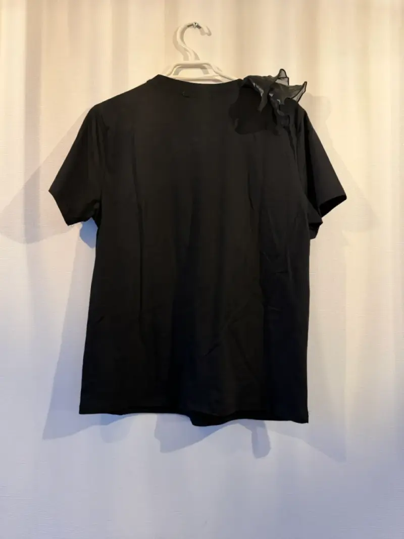 Polera negra con detalles de perlas Over Apparel - 4