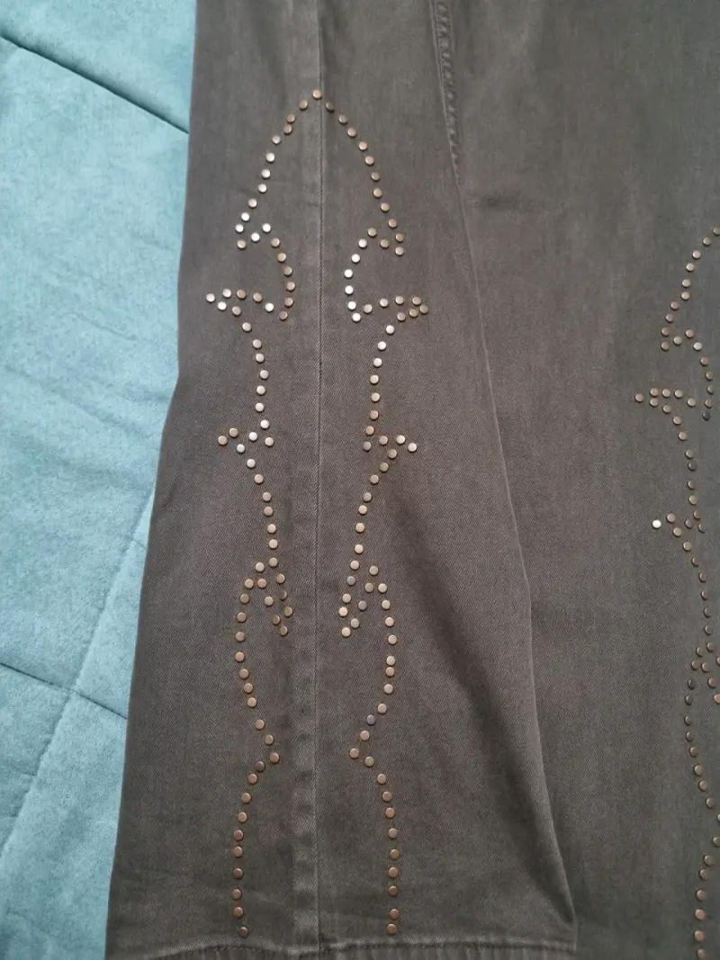 Pantalones flare grises con detalles de tachas - 1