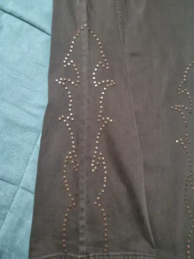 Pantalones flare grises con detalles de tachas - miniatura 1