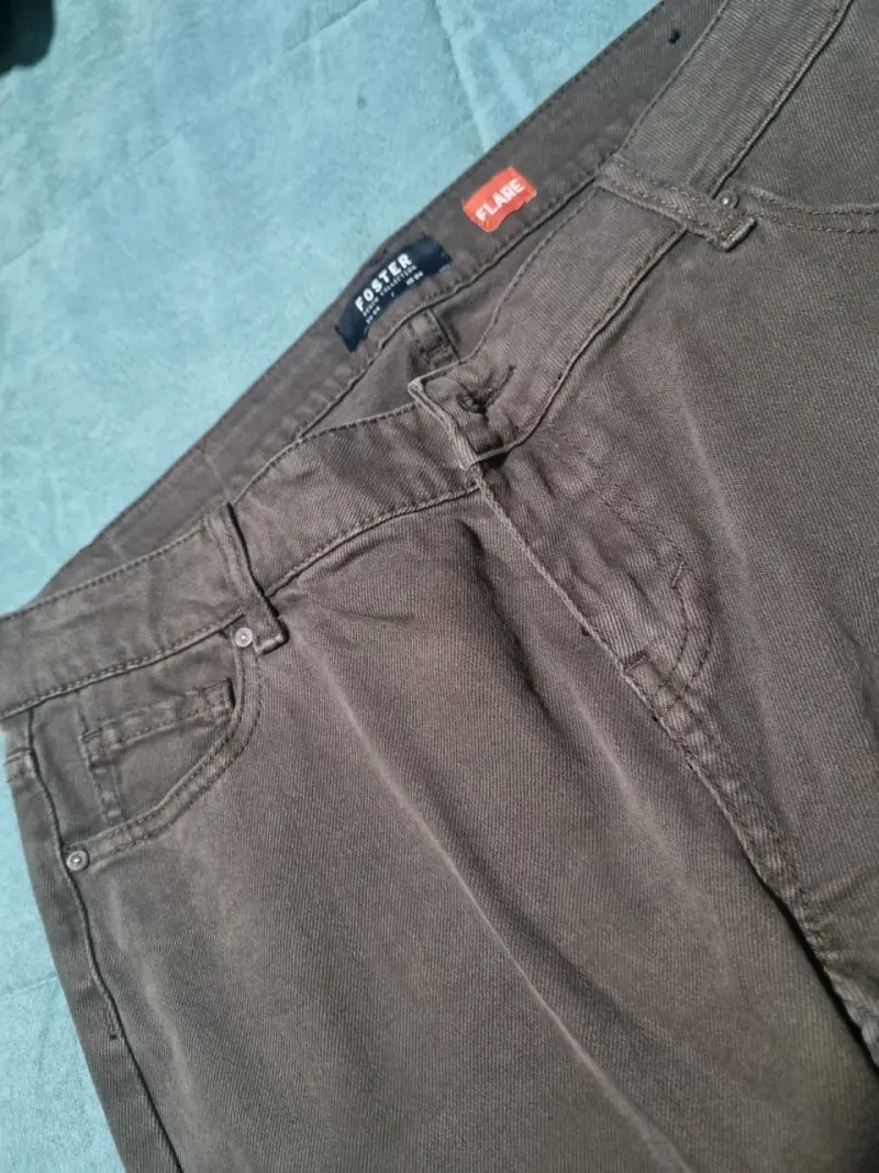 Pantalones flare grises con detalles de tachas - 2