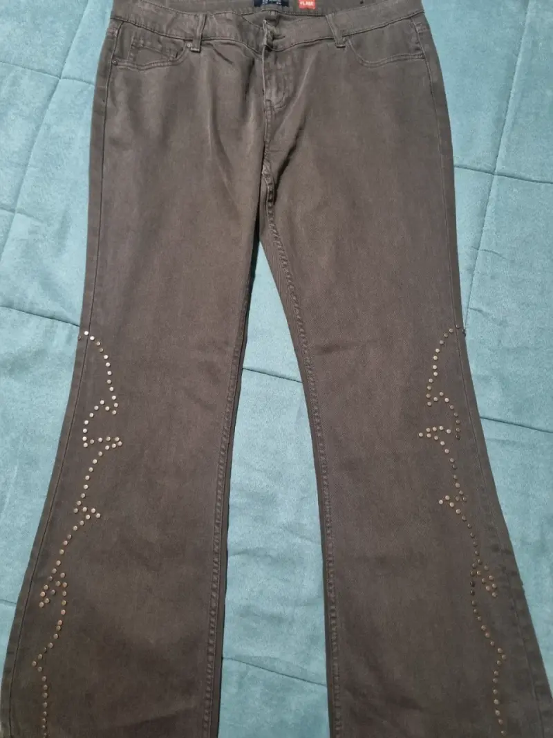 Pantalones flare grises con detalles de tachas - 3