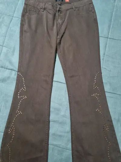 Pantalones flare grises con detalles de tachas - miniatura 3