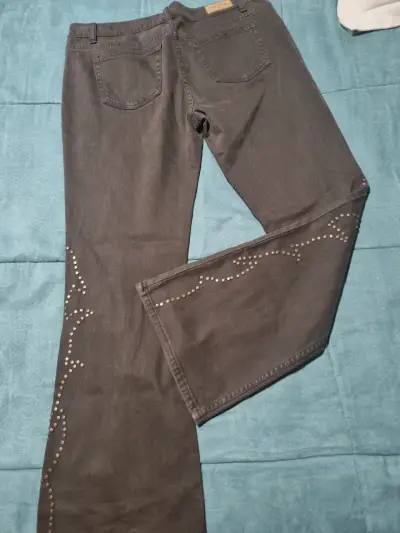 Pantalones flare grises con detalles de tachas - miniatura 4