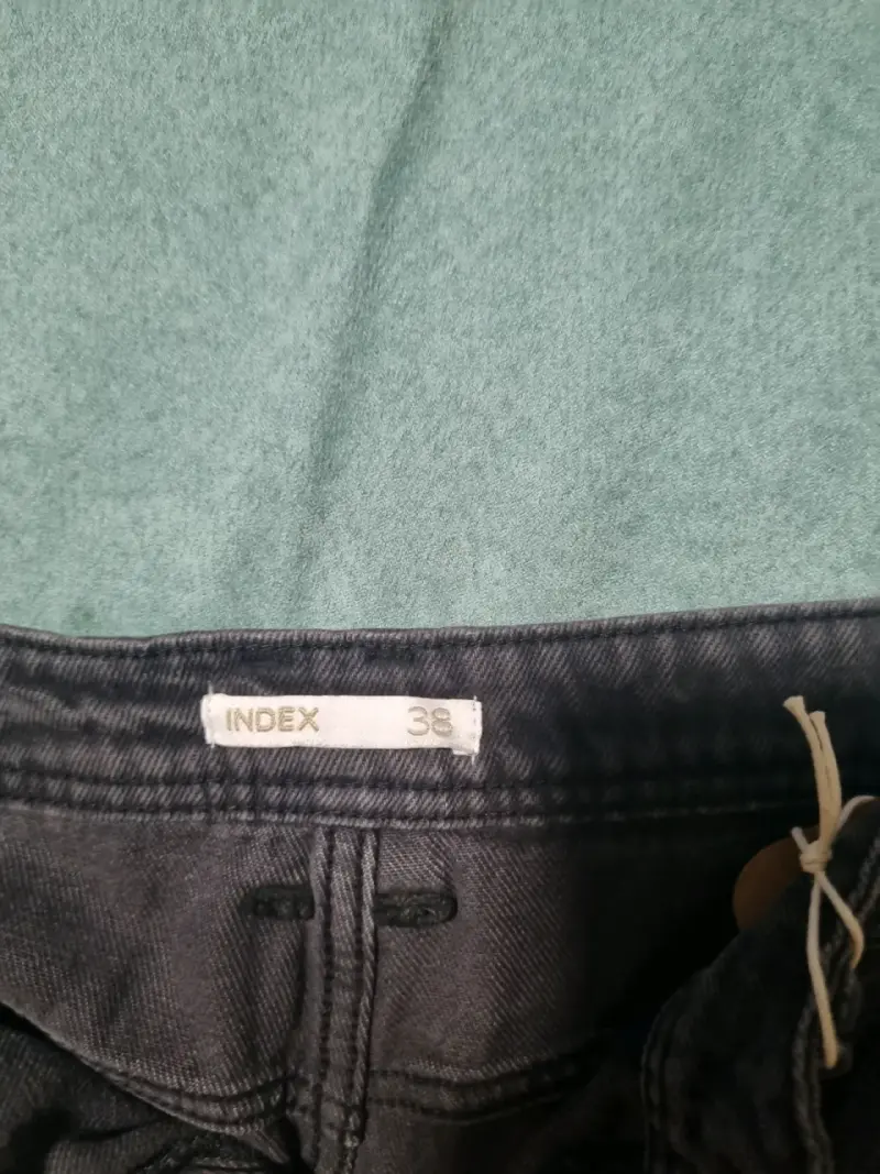 Jeans negros con diseño de tachas para mujer - 2