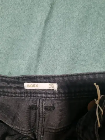 Jeans negros con diseño de tachas para mujer - miniatura 2