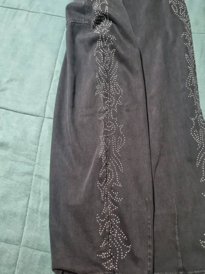 Jeans negros con diseño de tachas para mujer - 5