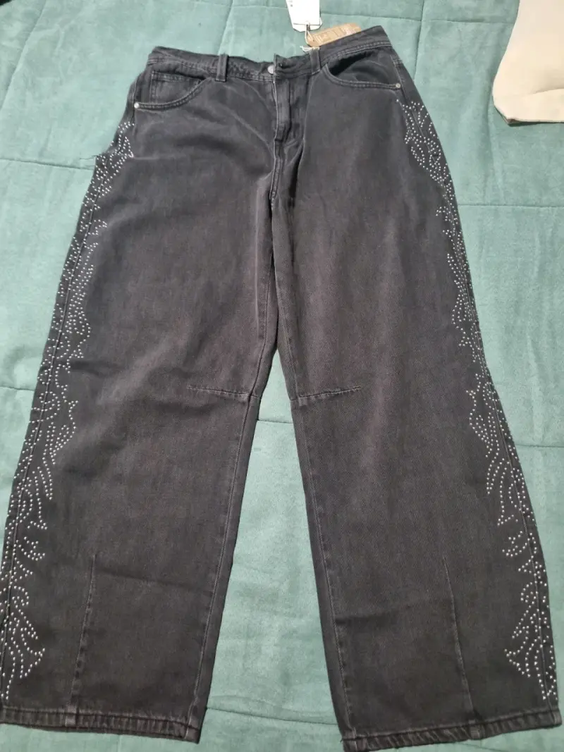 Jeans negros con diseño de tachas para mujer - 6