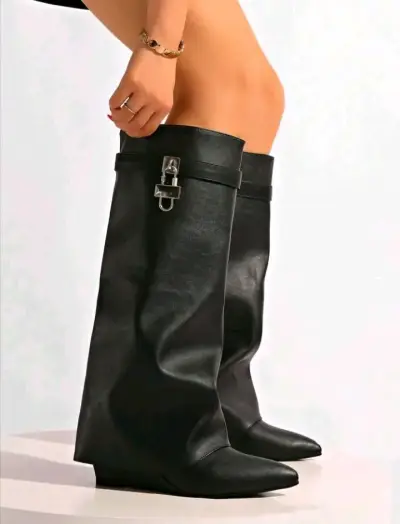 Botas de mujer altas de cuero con hebilla plateada - miniatura 1
