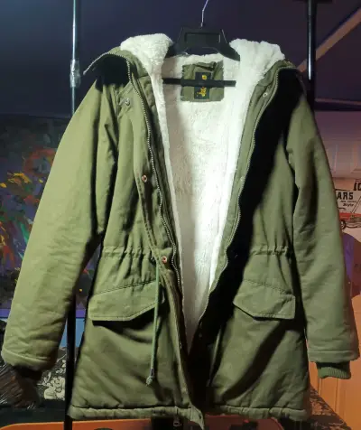 Parka verde con capucha y forro de lana sintética - miniatura 2