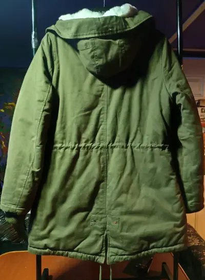 Parka verde con capucha y forro de lana sintética - miniatura 3