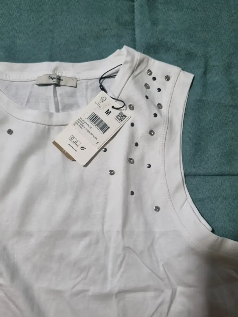 Polera sin mangas blanca con detalles brillantes - 1