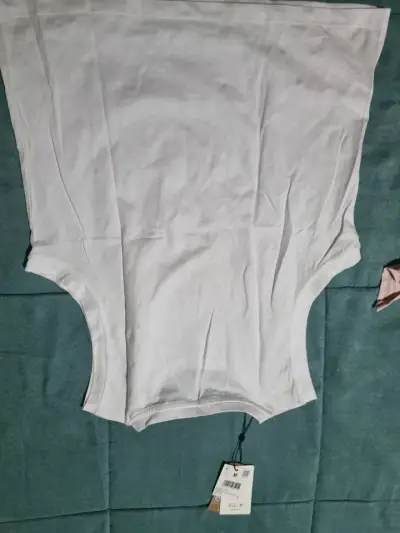 Polera sin mangas blanca con detalles brillantes - miniatura 2