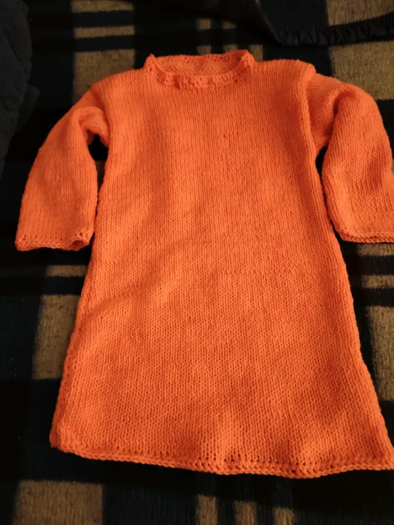 Vestido tejido a mano color naranja para niña