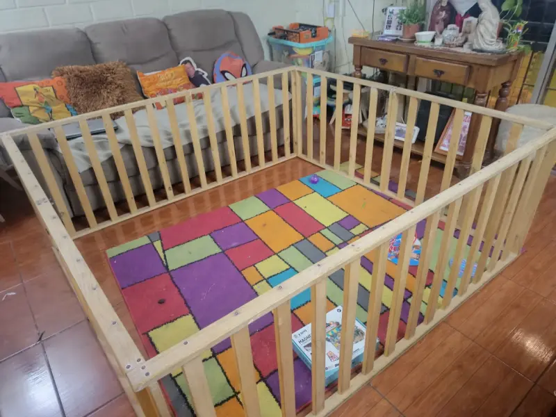 Corral de madera para bebé amplio