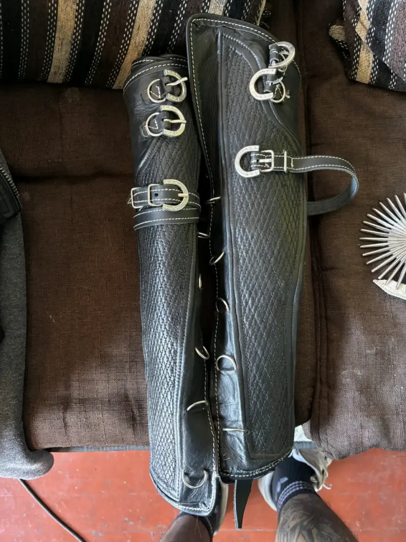Polainas corraleras de cuero negro con hebillas - 2