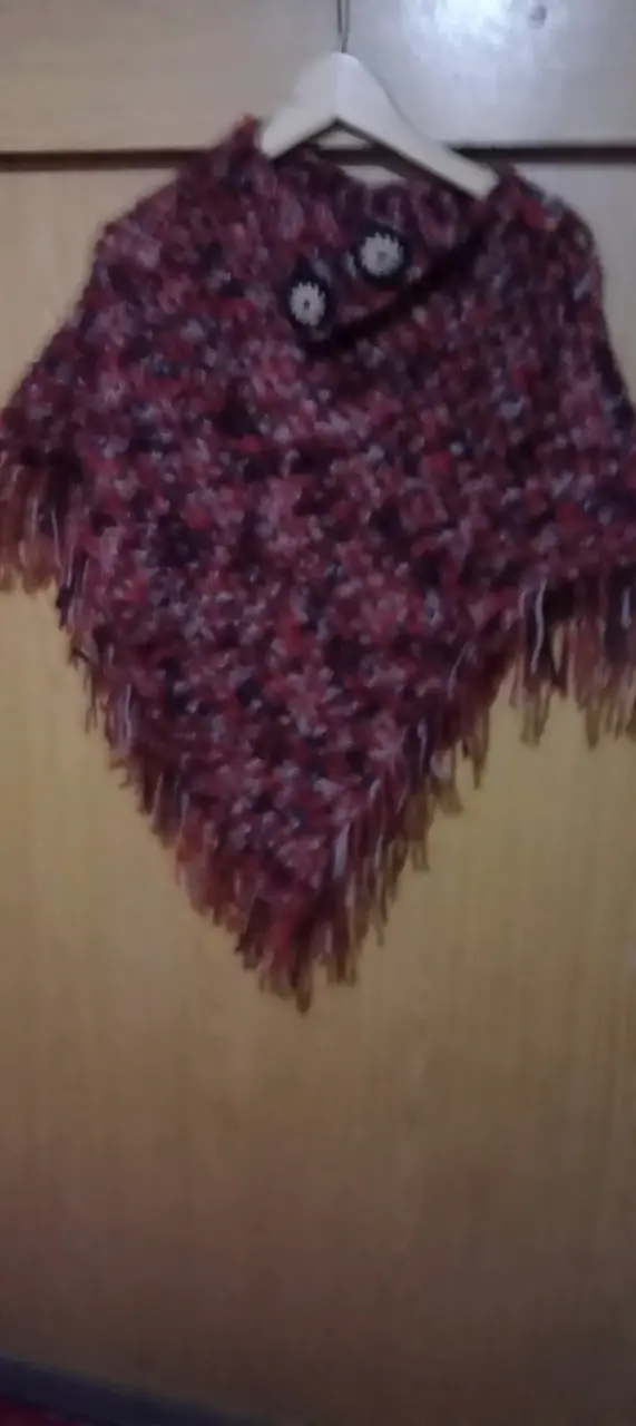 Poncho tejido a mano color burdeos