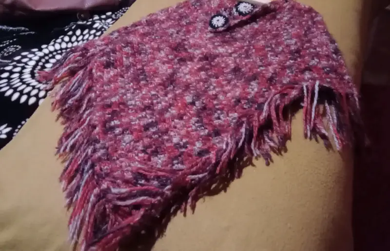 Poncho tejido a mano color burdeos - 2