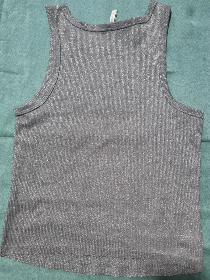 Polera sin mangas gris brillante para mujer